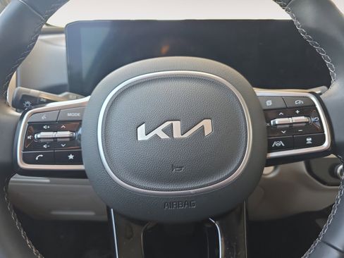 Certified 2025 Kia Sorento S FWD image 11
