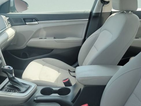 Used 2019 Hyundai Elantra SE w/ Winter Weather Package FWD image 5