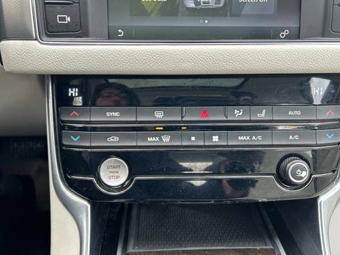 Used 2016 Jaguar XF Prestige image 31