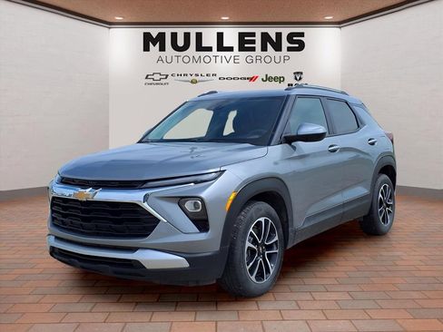 Used 2025 Chevrolet TrailBlazer LT FWD image 1