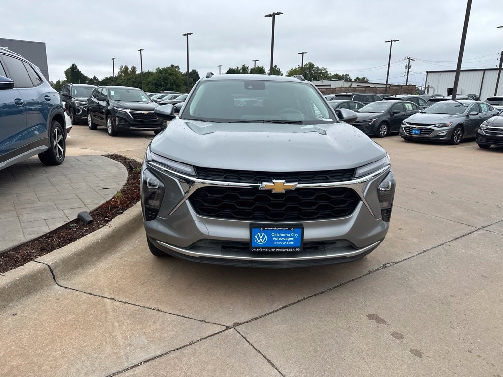 Used 2025 Chevrolet Trax LT w/ LT Convenience Package FWD image 2