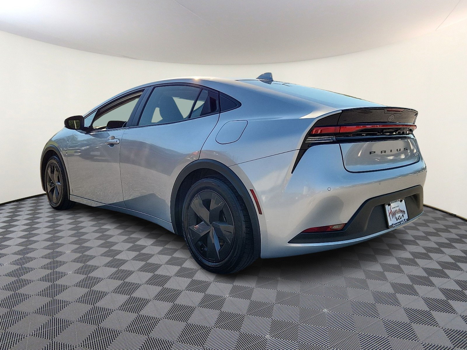 Used 2024 Toyota Prius LE FWD image 4