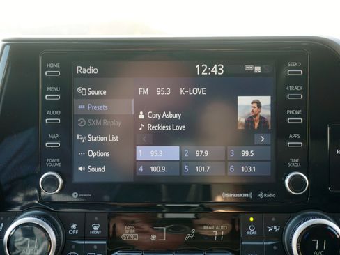 Used 2021 Toyota Highlander XLE image 12