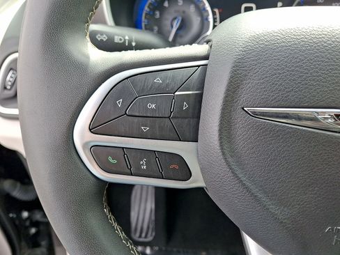 Used 2024 Chrysler Pacifica Touring-L FWD image 17