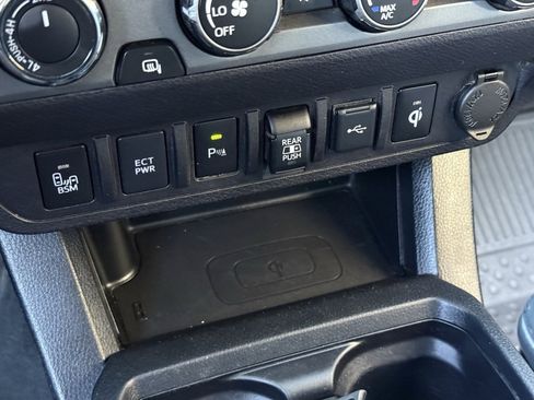 Used 2020 Toyota Tacoma TRD Off-Road w/ Technology Package image 23