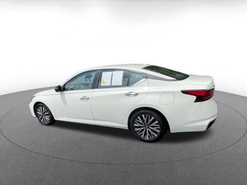 Used 2025 Nissan Altima 2.5 SV FWD image 10