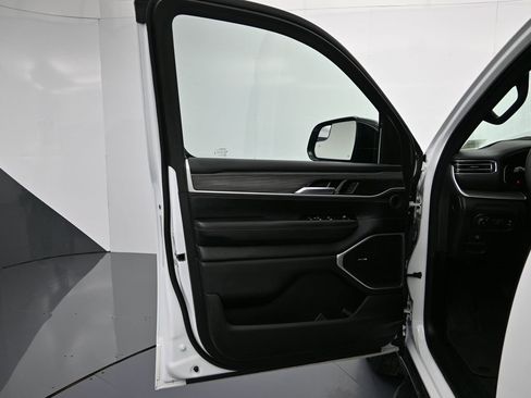 Used 2024 Jeep Wagoneer Series II w/ Flexible Seating Group image 11