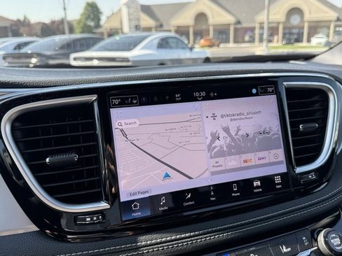 New 2025 Chrysler Pacifica Limited image 3