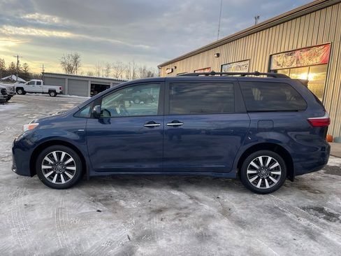 Used 2020 Toyota Sienna XLE Premium image 3