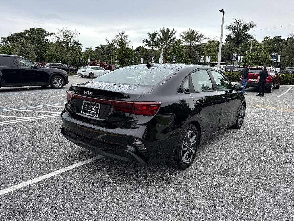 Used 2023 Kia Forte LXS w/ LXS Technology Package FWD image 3