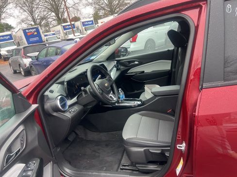 Used 2025 Chevrolet Trax LT w/ LT Convenience Package image 10