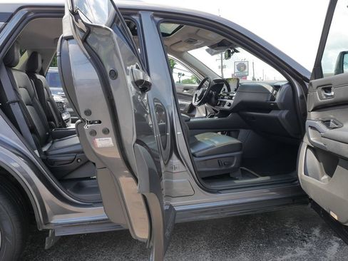 Used 2022 Nissan Pathfinder SL w/ SL Premium Package FWD image 10