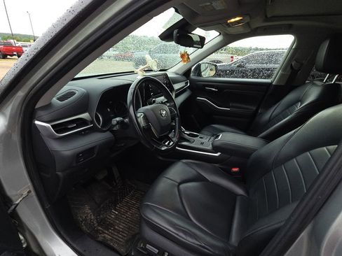 Used 2021 Toyota Highlander XLE AWD/4WD image 8