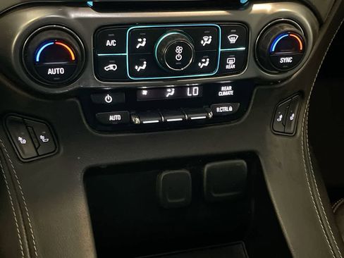 Used 2020 Chevrolet Suburban LT image 19