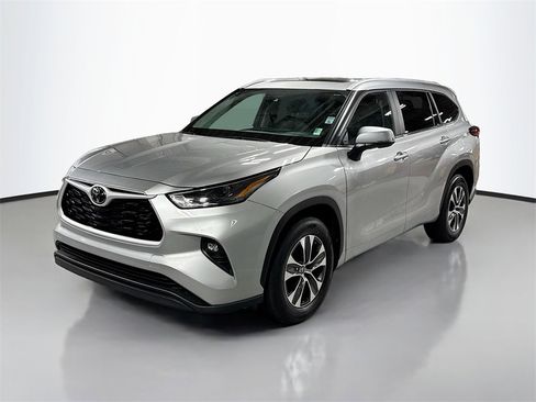 Used 2023 Toyota Highlander XLE image 1