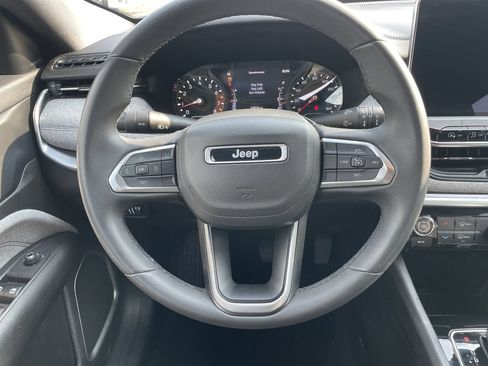 Used 2024 Jeep Compass Latitude AWD/4WD image 16