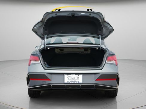 Certified 2025 Hyundai Elantra SEL FWD image 11