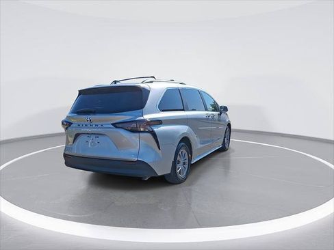 Certified 2025 Toyota Sienna XLE FWD image 9