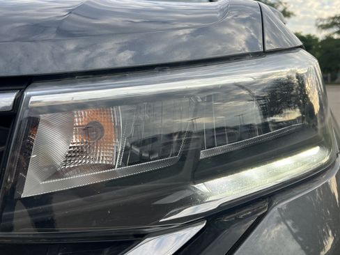Certified 2023 Volkswagen Taos SE w/ Panoramic Sunroof Package FWD image 5