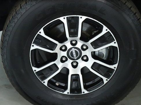 Used 2024 Nissan Titan SV w/ SV Convenience Package image 37
