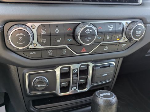 Used 2024 Jeep Wrangler Unlimited Sahara AWD/4WD image 17