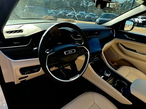 New 2025 Jeep Grand Cherokee Limited w/ Black Appearance Package image 21