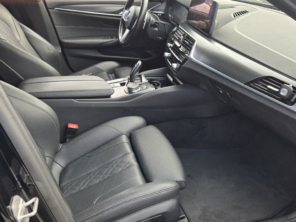 Used 2021 BMW 530i w/ M Sport Package RWD image 16