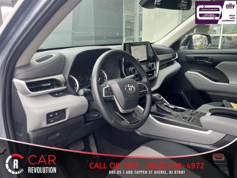 Used 2023 Toyota Highlander LE AWD/4WD image 10