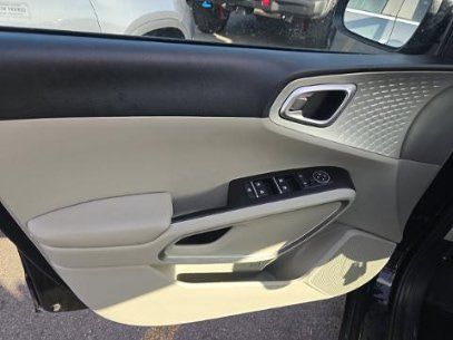 Used 2025 Kia Soul LX w/ LX Technology Package FWD image 12