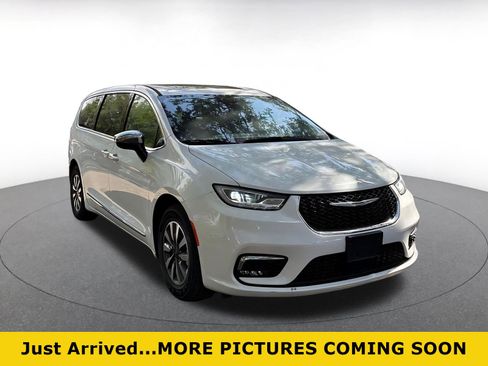 Used 2023 Chrysler Pacifica Limited FWD image 1