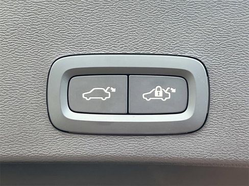 Used 2025 Volvo XC40 B5 Core w/ Climate Package image 13