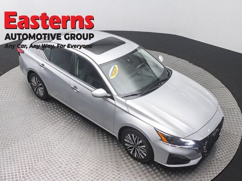 Used 2023 Nissan Altima 2.5 SV w/ SV Premium Package AWD/4WD image 3