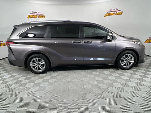 Used 2022 Toyota Sienna Limited FWD image 8