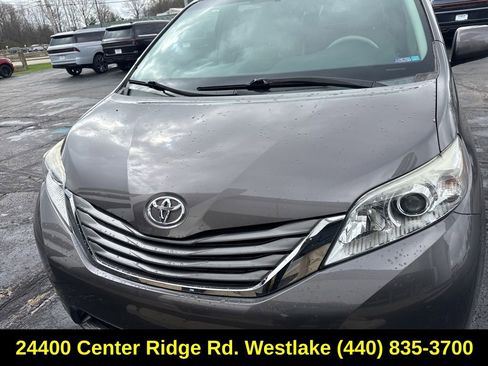 Used 2014 Toyota Sienna XLE w/ Entertainment Package image 2