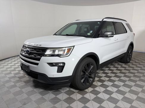 Used 2018 Ford Explorer XLT w/ Equipment Group 202A AWD/4WD image 3