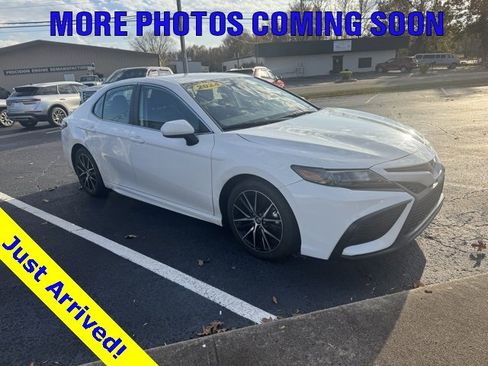 Used 2024 Toyota Camry SE image 1