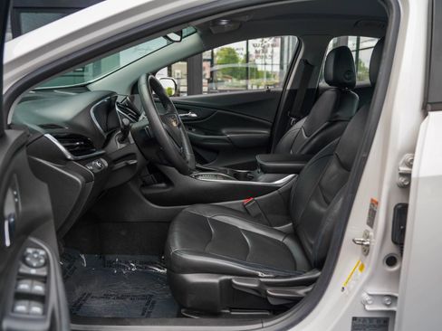 Used 2018 Chevrolet Volt Premier w/ Driver Confidence Package FWD image 12