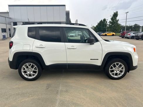 Used 2023 Jeep Renegade Latitude w/ Sun & Fun Group AWD/4WD image 3