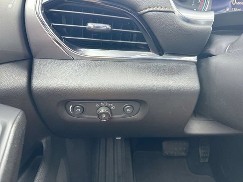 Used 2020 Chevrolet Traverse LT FWD image 17