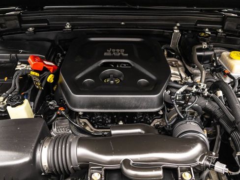 Used 2020 Jeep Wrangler Unlimited Sahara image 35