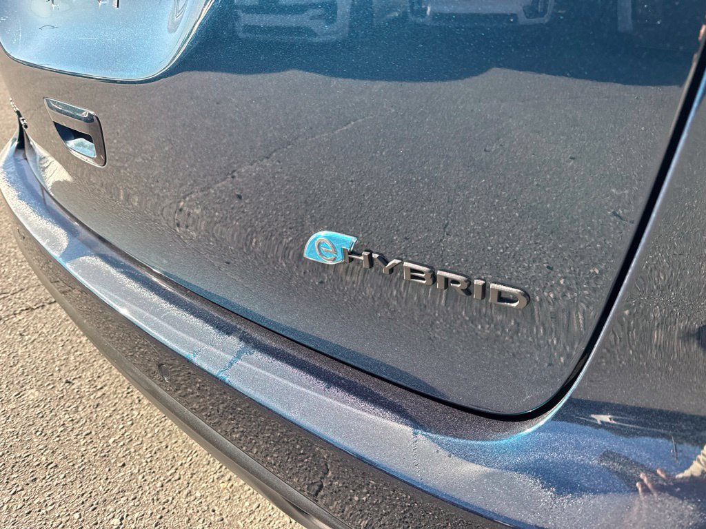Used 2025 Chrysler Pacifica Premium FWD image 5