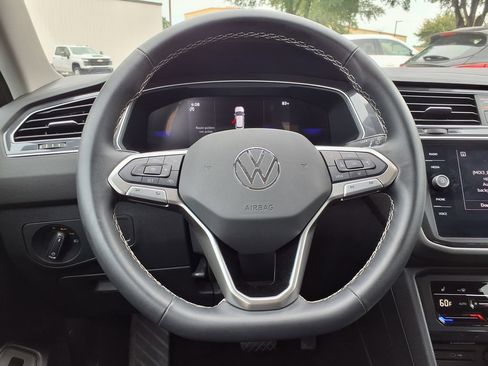 Used 2024 Volkswagen Tiguan SE FWD image 17