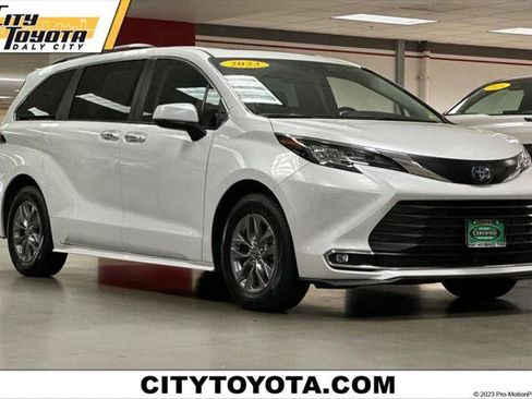Certified 2023 Toyota Sienna XLE FWD image 1