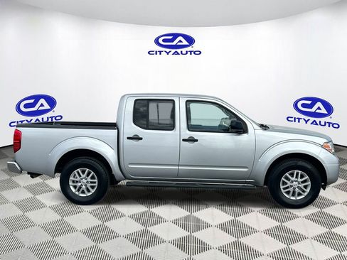 Used 2016 Nissan Frontier SV image 2