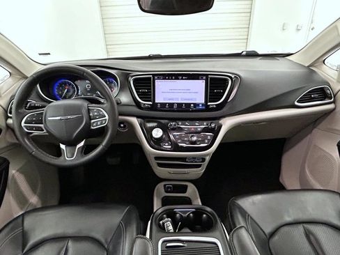Certified 2023 Chrysler Pacifica Touring-L FWD image 13