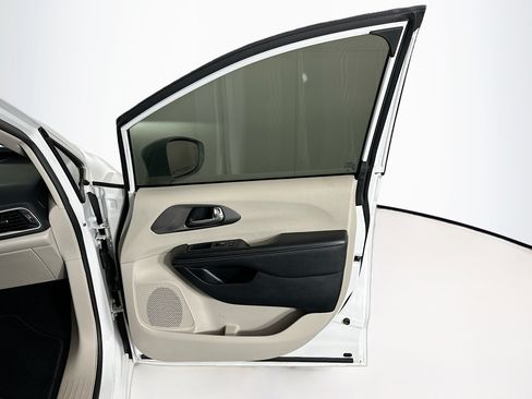 Used 2022 Chrysler Pacifica Touring-L FWD image 33