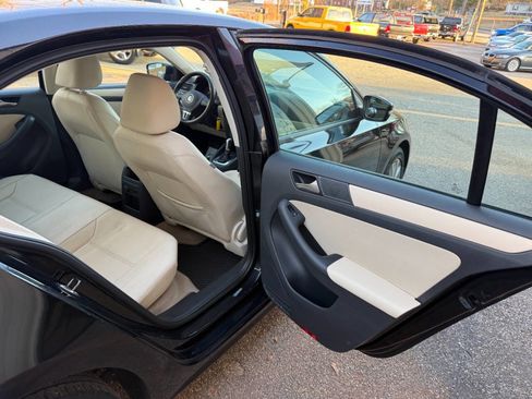 Used 2011 Volkswagen Jetta SE FWD image 15