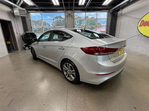 Used 2017 Hyundai Elantra Limited FWD image 3