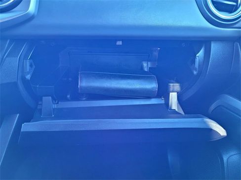 Used 2020 Toyota Tacoma V6 image 17