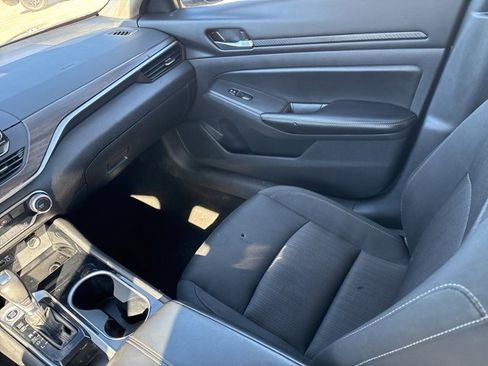 Used 2024 Nissan Altima 2.5 SV image 16